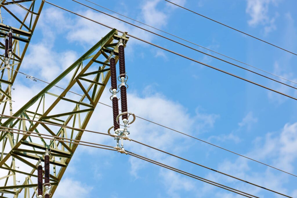 Mast mit Hängeketten (Isolatoren, Klemmen, Coronaringen)