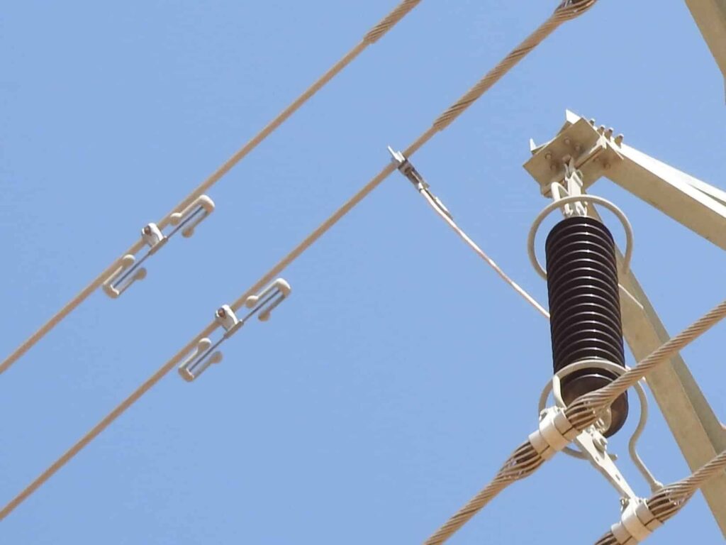 Stockbridgedämpfer auf Stromleitung montiert