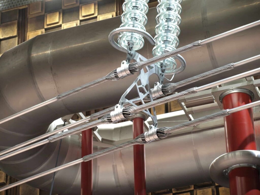 Freileitungsarmaturen, Isolator aufgebaut für die Tests im Hochspannungslabor